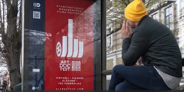 Плакат кинофестиваля Манского в Риге вызвал негодование — «жест среднего пальца в такое непростое время?»