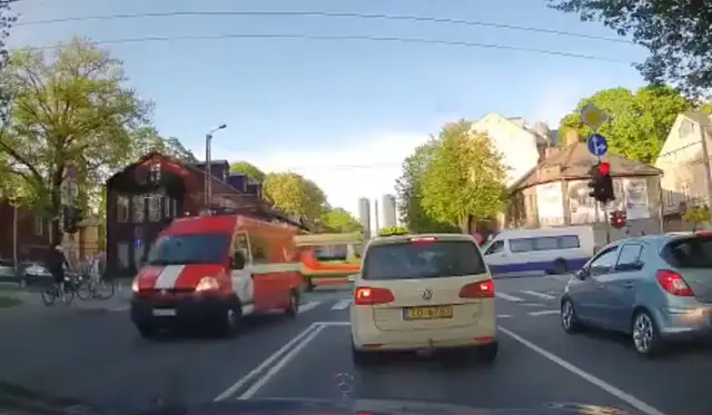 Доля секунды? Как в Риге скорая и пожарная избежали аварии (ВИДЕО)