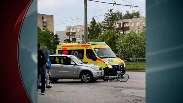Не заметил из-за деревьев? Автомобиль на Маскавас сбил велосипедиста