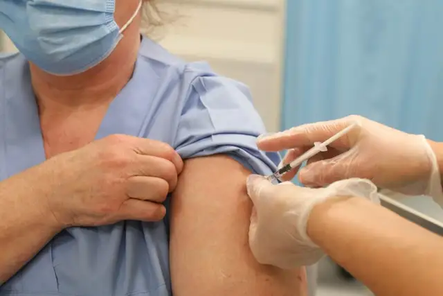 Vakcinācija pret Covid-19 Latvijā turpinās nemainīgi zemā tempā
