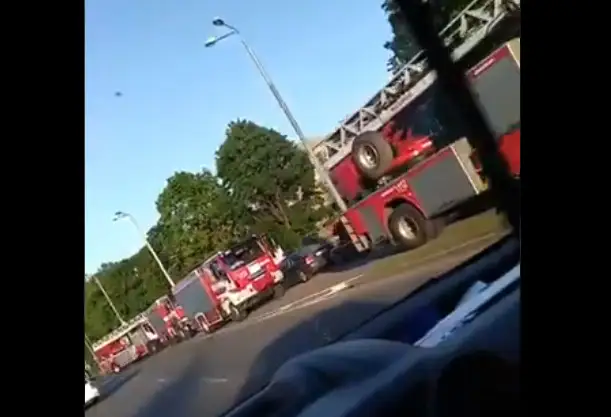 Пожар в многоэтажке в Дзирциемсе: возле Имантского моста много пожарной техники (ВИДЕО)