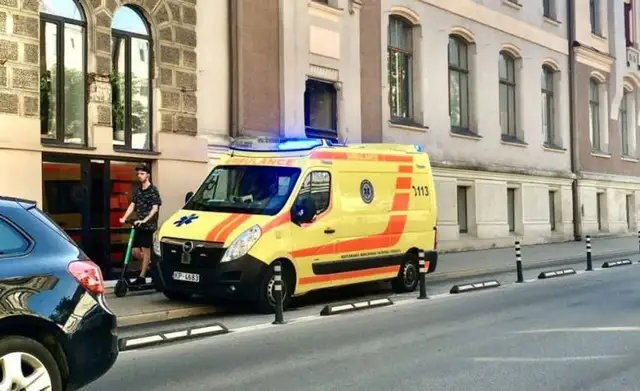 «Бегом через дворы с 28-килограммовой сумкой»: у «скорых» нет быстрого доступа к клиентам