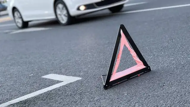 Igaunijā pēc sadursmes apgāzies Latvijas tūristu autobuss