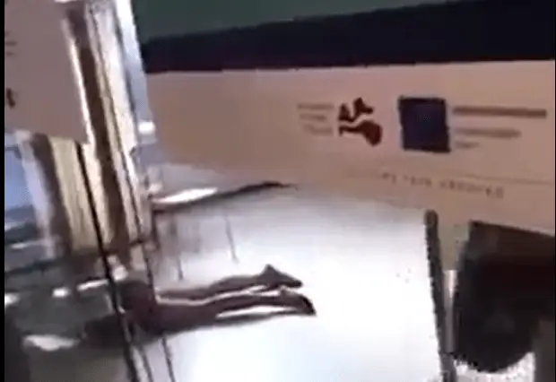 Vakcinācijas projekta nodaļa vērsīsies policijā par video publicēšanu, kur redzams vakcinācijas kabinetā noģībis cilvēks