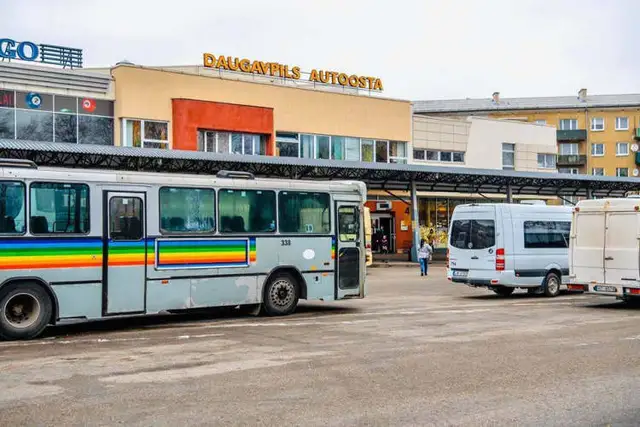 Autobusu vadītāju saslimšanas ar Covid-19 dēļ Daugavpilī uz laiku atcelti vairāki sabiedriskā transporta reisi