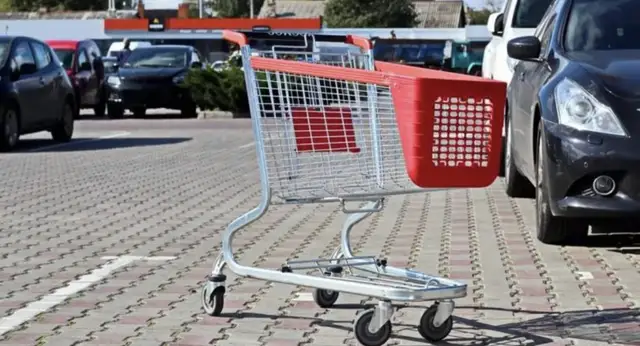 Дёргать за дверную ручку чужой машины — не преступление: полиция не задержала потенциального вора