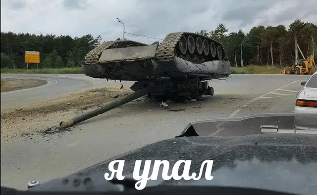 Российские военные уронили на дорогу танк и пока не могут поднять