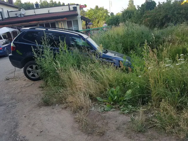 ДТП в Спилве: сначала врезался в стоящую машину, а затем и вовсе угодил в канаву (ФОТО)