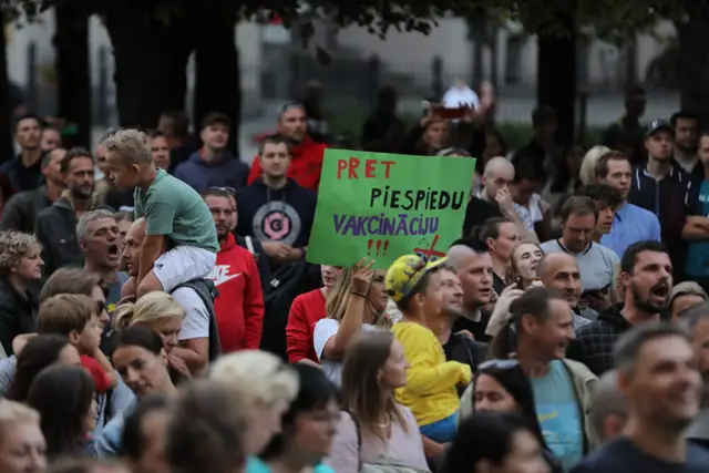 Vairāki simti cilvēku pie valdības ēkas nesankcionēti protestē pret «obligātu vakcināciju»