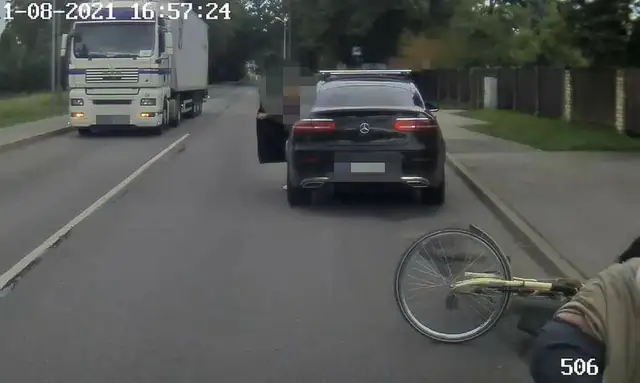 В Пардаугаве машина сбила велосипедистку на глазах полиции