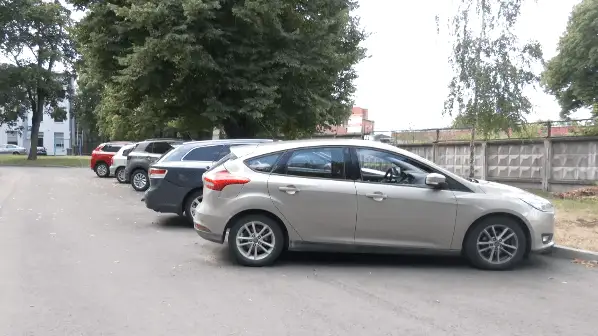 В Дзирзциемсе ночной лихач таранил во дворе дома сразу пять машин