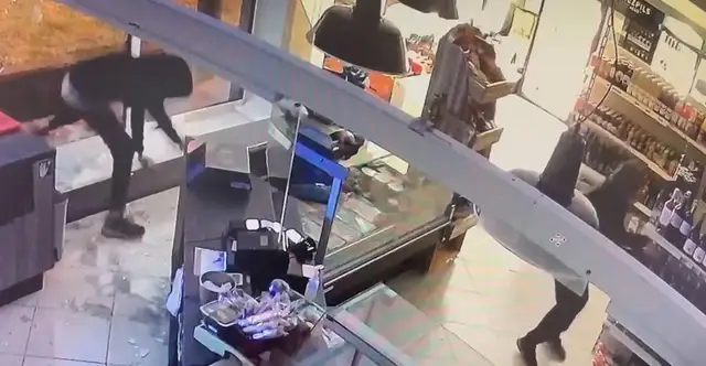 Разыскиваются двое парней, ограбивших магазин в Вецмилгрависе (ВИДЕО)