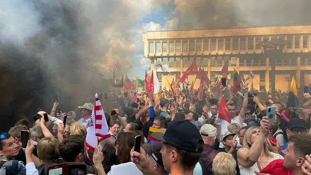 Антиковидные протесты в Вильнюсе переросли в беспорядки: полиция применила слезоточивый газ