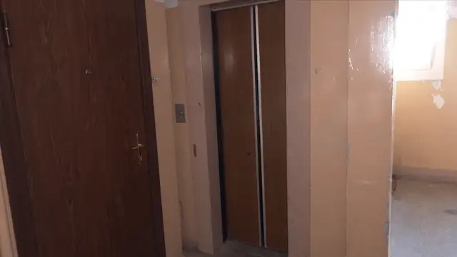 «Двери лифта открываются в пустоту»: в рижской многоэтажке серьезные проблемы