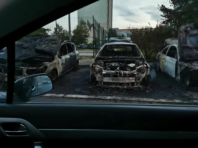 В Плявниеках во дворе дома сгорели сразу три машины