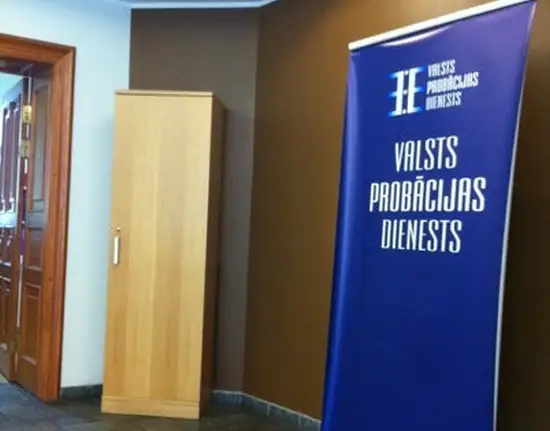 Pusaudzim par Latvijas karoga sadedzināšanu piemēro probācijas uzraudzību