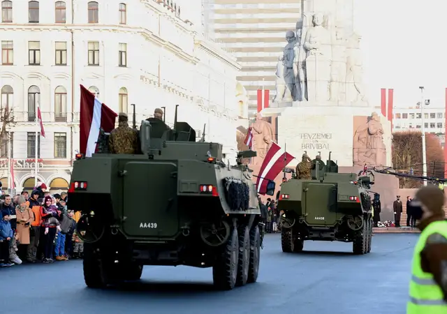 Rīgas centrā vairāki tūkstoši cilvēku sapulcējušies vērot militārās tehnikas braucienu