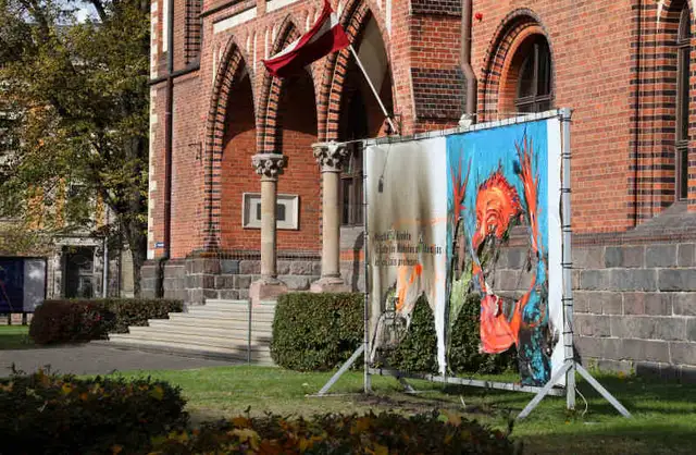 Полиция просит помощи в деле о поджоге плаката Бректе: подозреваемых нет