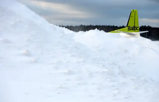 Латвийский певец опубликовал видео из самолета airBaltic, застрявшего в аэропорту (ненорматив)
