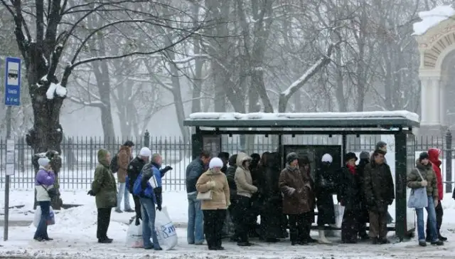 Rīgā sāks uzstādīt jaunas vienota dizaina sabiedriskā transporta pieturvietu nojumes
