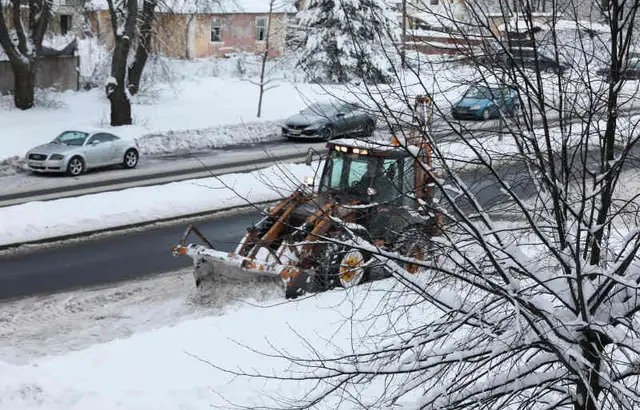 Sniega un apledojuma dēļ lielākajā daļā Latvijas teritorijas uz autoceļiem ir apgrūtināta braukšana