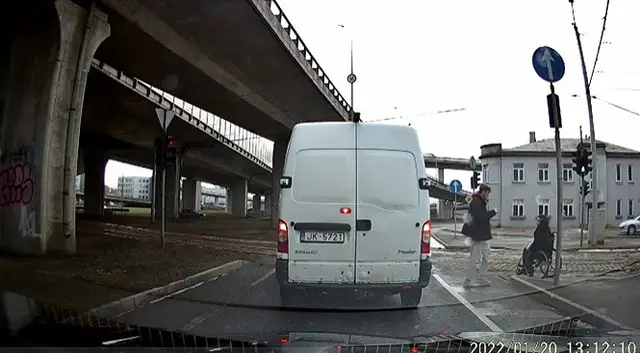 «Не все супергерои носят плащи»: мужчина остановил движение под Южным мостом, чтобы помочь инвалидам