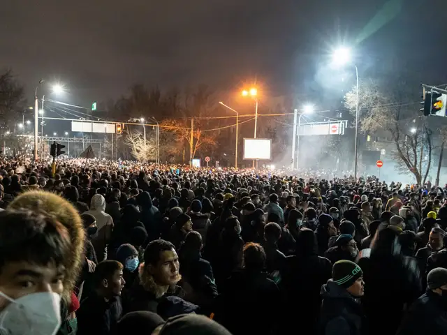В крупнейшем городе Казахстана горят здания прокуратуры, акимата и филиала правящей партии