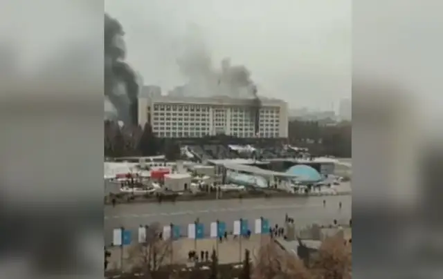 Беспорядки в Казахстане: протестующие захватили аэропорт, сносят памятник Назарбаеву
