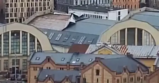 Spēcīgais vējš Rīgas centrāltirgus paviljonam norāvis aptuveni pusi no jumta seguma