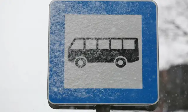 Rīgā «uzņēmēja negodprātīgas rīcības dēļ» aptur miljonu eiro vērto sabiedriskā transporta pieturvietu nomaiņu