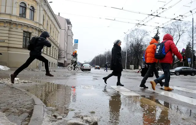 «Это перешло всякие границы!» В Агенскалнсе невоможно перейти улицу пешком: только вплавь (ФОТО, ВИДЕО)
