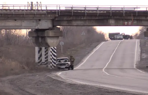 Видео о бомбе под мостом на пути эвакуации беженцев из ЛНР — очередной фейк