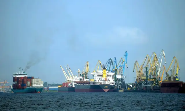 Rīgas ostā Daugavā iebraucis traktors un tā vadītājs gājis bojā