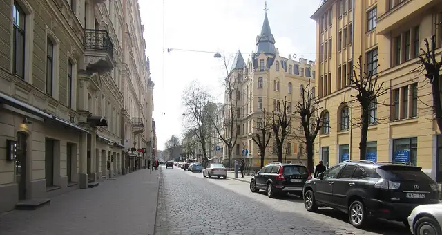 Rīgas ielās sākta smilšu savākšana pēc ziemas sezonas
