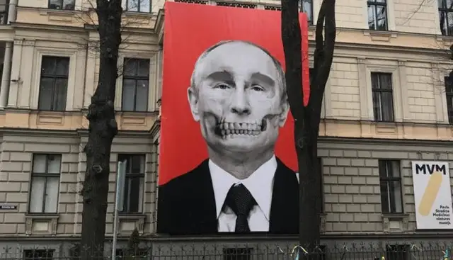 Noņemts pretī Krievijas vēstniecībai izkārtais plakāts ar pārveidoto Putina seju