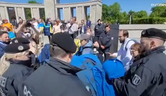 Берлинская полиция изъяла 25-метровый украинский флаг у манифестантов
