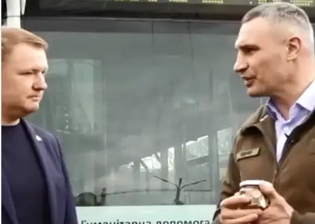 Киевский мэр ищет латвийского мальчика, который отдал в помощь Украине свою копилку (ВИДЕО)