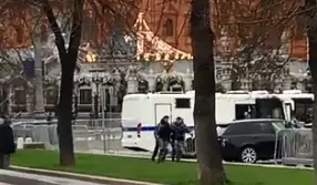 В центре Москвы в автозак Росгвардии бросили коктейль Молотова. Машина загорелась (ВИДЕО)