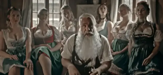 «Девушкам не нужно быть богатыми или умными»: Rammstein выпустил новый клип из «идеальной деревни»