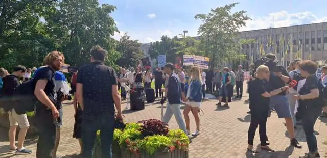 Piketā «Krievu balss par embargo» pie Krievijas vēstniecības pulcējušies apmēram 60 cilvēku