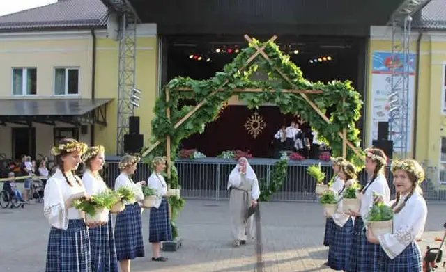 Basām kājām pa rasu. Druskininkos no 23. līdz 26. jūnijam gatavojas svinēt Jāņus, četras vismistiskākās vasaras dienas