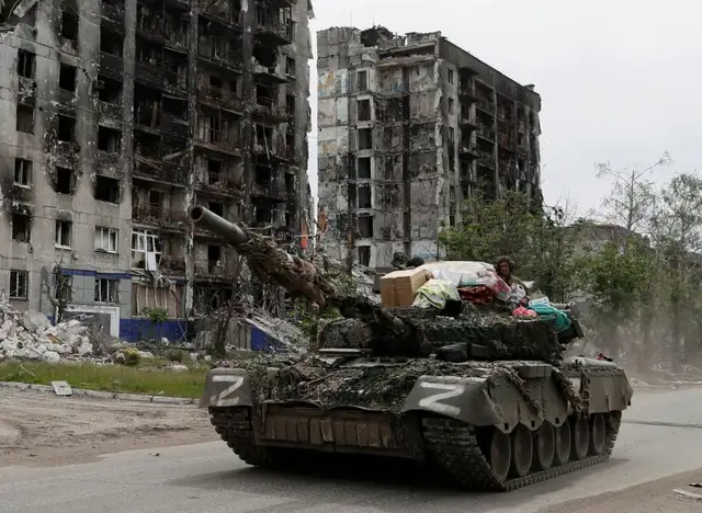 Беженка из Попасной опознала свои вещи на фотографии российского танка, везущего награбленное