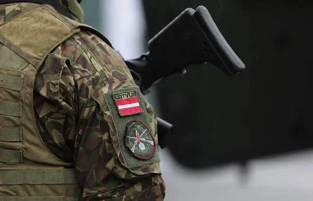 Пьяный солдат латвийской армии на машине врезался в дом