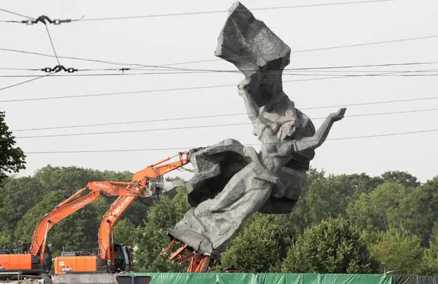 Būvnieki nogāzuši arī padomju pieminekļa kompleksā esošo sievietes tēla statuju