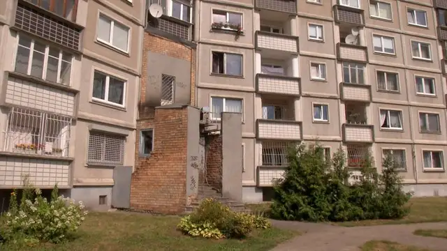 В Ильгюциемсе подожгли крышу парикмахерской; вредные соседи атакуют или сами спасаются от огня?