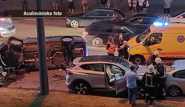 Жуткая авария в Пурвциемсе: вусмерть пьяная женщина разбила 5 автомобилей и пыталась скрыться босиком (ФОТО)