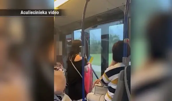 Женщина в автобусе сорвала украинский флаг: «Rigas satiksme» обратилась в полицию