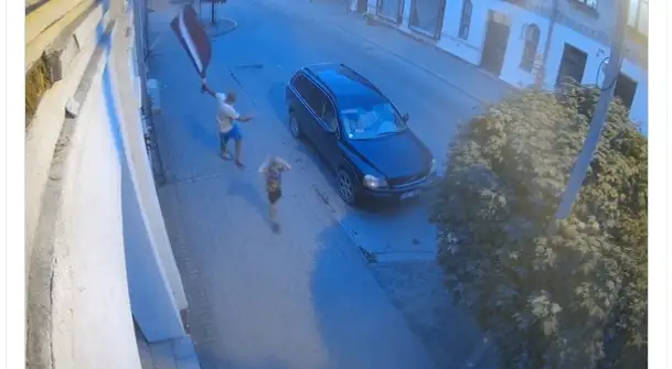 В поле зрения полиции попал очередной «срыватель» флагов: на этот раз латвийского (ВИДЕО)