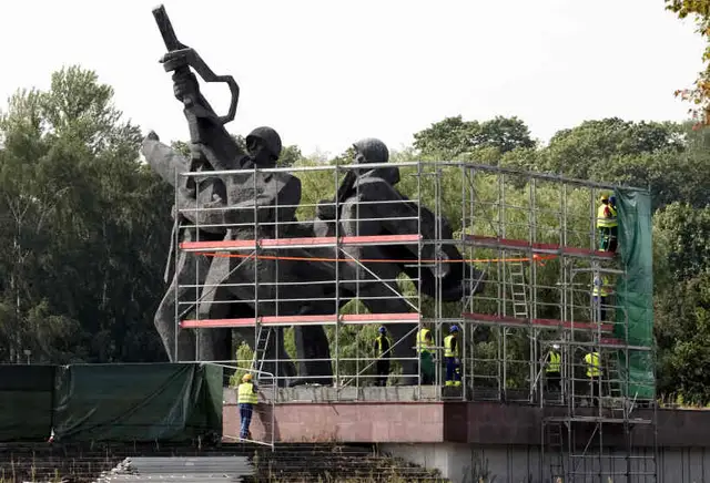 Nogāztas pirmās padomju karavīru statujas Uzvaras parkā (VIDEO)