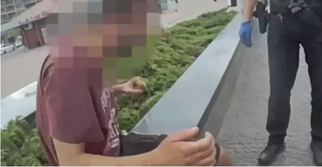 Нож вам под ребро! В центре Риги пьяный кидался на полицейских